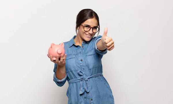 Jovem Hispânica Sentindo Orgulhoso Despreocupado Confiante Feliz Sorrindo Positivamente Com — Fotografia de Stock