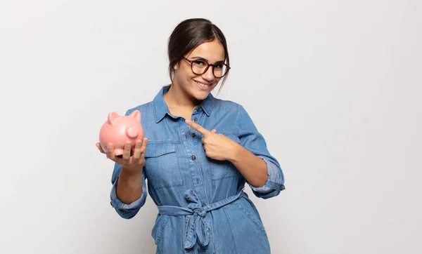 Jovem Hispânica Sorrindo Alegremente Sentindo Feliz Apontando Para Lado Para — Fotografia de Stock