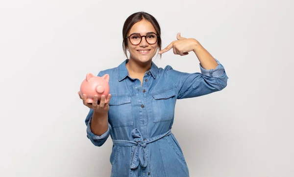 Giovane Donna Ispanica Sorridente Con Fiducia Puntando Proprio Ampio Sorriso — Foto Stock