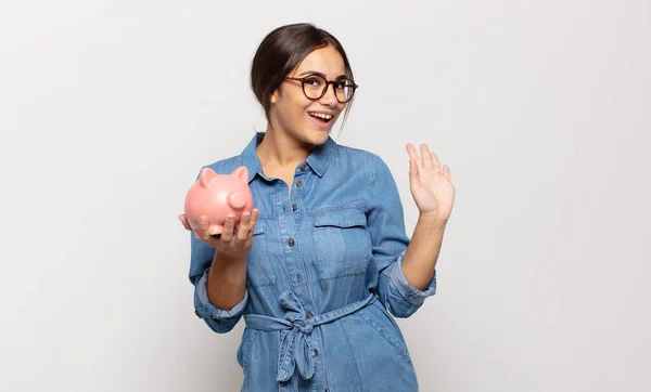 Joven Mujer Hispana Sonriendo Alegre Alegremente Saludándote Saludándote Despidiéndote — Foto de Stock