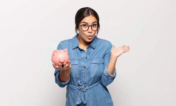 Ung Latinamerikansk Kvinna Ser Förvånad Och Chockad Med Käken Tappade — Stockfoto