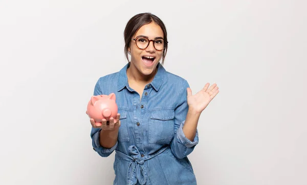 Joven Hispana Sintiéndose Feliz Sorprendida Alegre Sonriendo Con Actitud Positiva — Foto de Stock