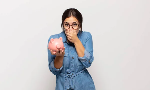 Jonge Spaanse Vrouw Bedekken Mond Met Handen Met Een Geschokt — Stockfoto