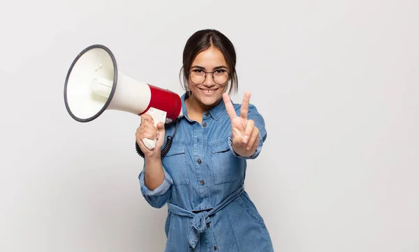 Jovem Hispânico Mulher Sorrindo Olhando Feliz Despreocupado Positivo Gesticulando Vitória — Fotografia de Stock