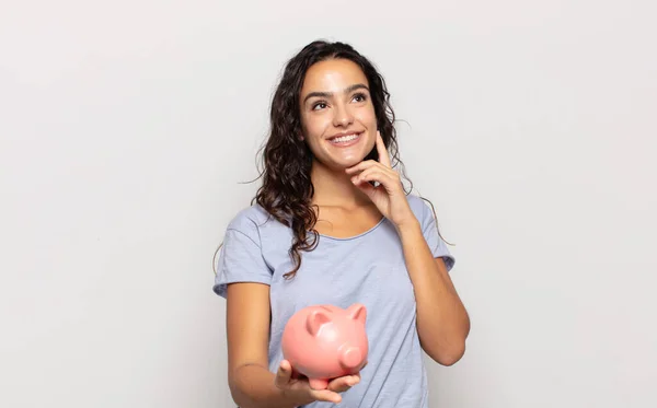 Joven Mujer Hispana Sonriendo Feliz Soñando Despierto Dudando Mirando Lado — Foto de Stock