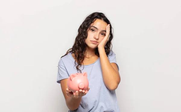 Jonge Spaanse Vrouw Voelt Zich Verveeld Gefrustreerd Slaperig Een Vermoeiende — Stockfoto