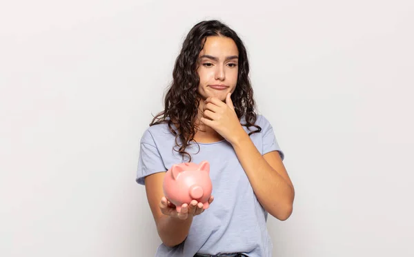 Giovane Donna Ispanica Pensando Sentendosi Dubbioso Confuso Con Diverse Opzioni — Foto Stock