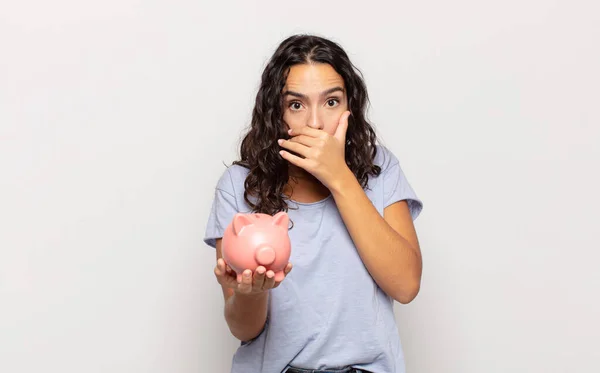 Jonge Spaanse Vrouw Bedekken Mond Met Handen Met Een Geschokt — Stockfoto