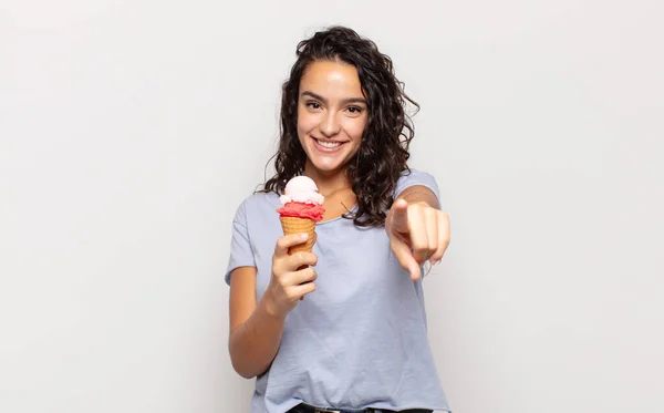 Ung Latinamerikansk Kvinna Pekar Kameran Med Nöjd Säker Vänligt Leende — Stockfoto