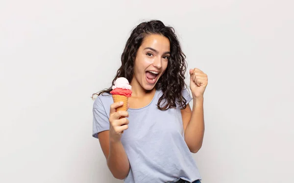 Junge Hispanische Frau Ist Schockiert Aufgeregt Und Glücklich Lacht Und — Stockfoto