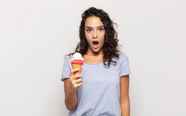 Junge Hispanische Frau Sieht Sehr Schockiert Oder Überrascht Aus Starrt — Stockfoto