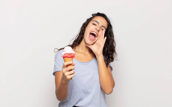 Jonge Spaanse Vrouw Voelt Zich Gelukkig Opgewonden Positief Het Geven — Stockfoto
