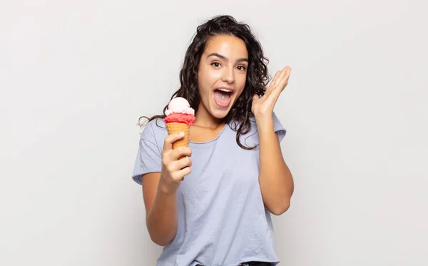 Ung Latinamerikansk Kvinna Känner Sig Glad Upphetsad Överraskad Eller Chockad — Stockfoto