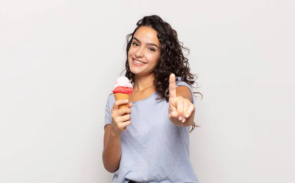 Ung Latinamerikansk Kvinna Ler Stolt Och Tryggt Gör Nummer Ett — Stockfoto