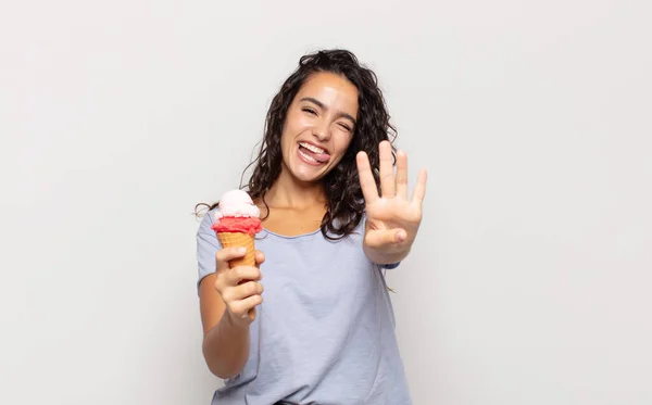 Νεαρή Ισπανίδα Γυναίκα Χαμογελά Και Δείχνει Φιλική Δείχνοντας Νούμερο Τέσσερα — Φωτογραφία Αρχείου