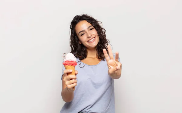 Jonge Spaanse Vrouw Glimlachend Zoek Vriendelijk Tonen Nummer Drie Derde — Stockfoto