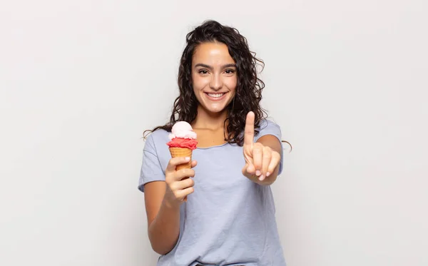 Ung Latinamerikansk Kvinna Ler Och Ser Vänlig Visar Nummer Ett — Stockfoto