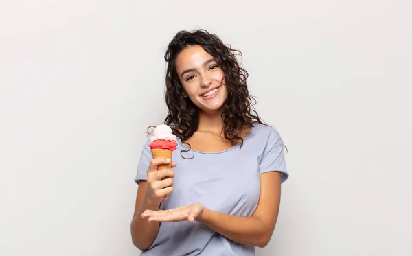 Jonge Spaanse Vrouw Die Vrolijk Lacht Zich Gelukkig Voelt Een — Stockfoto