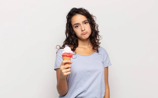 Jonge Spaanse Vrouw Voelt Zich Verdrietig Zeurderig Met Een Ongelukkige — Stockfoto