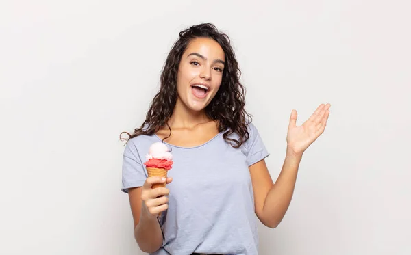 Jonge Spaanse Vrouw Die Zich Gelukkig Verrast Vrolijk Voelt Glimlacht — Stockfoto