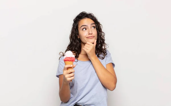 Jonge Spaanse Vrouw Denken Gevoel Twijfelachtig Verward Met Verschillende Opties — Stockfoto