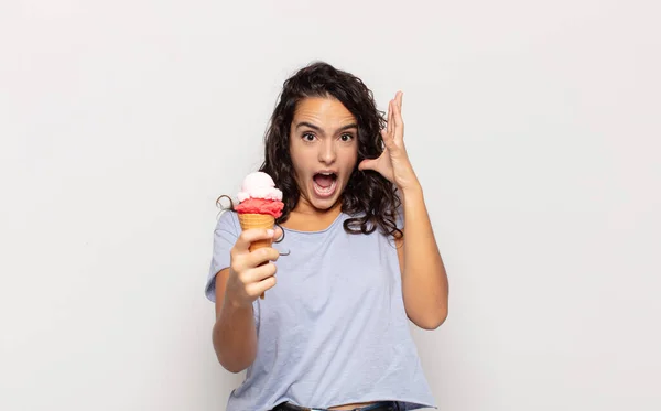 Jonge Spaanse Vrouw Schreeuwen Met Handen Omhoog Lucht Zich Woedend — Stockfoto