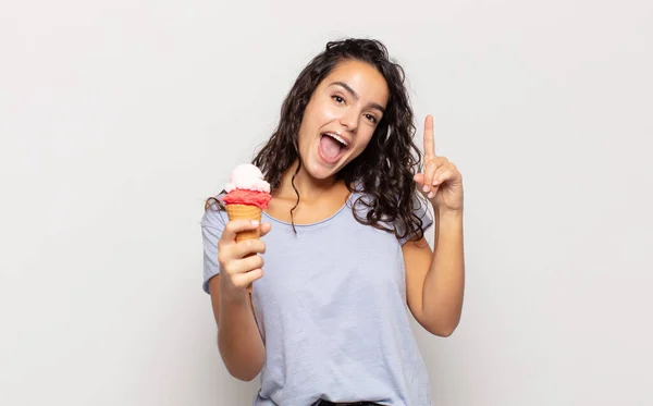 Jonge Spaanse Vrouw Voelt Zich Als Een Gelukkig Opgewonden Genie — Stockfoto