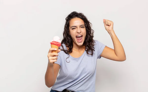 Junge Hispanische Frau Schreit Aggressiv Mit Wütendem Gesichtsausdruck Oder Mit — Stockfoto