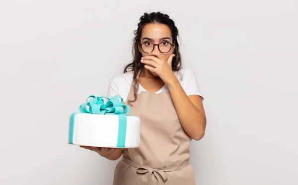 Ung Latinamerikansk Kvinna Täcka Munnen Med Händer Med Chockad Förvånad — Stockfoto