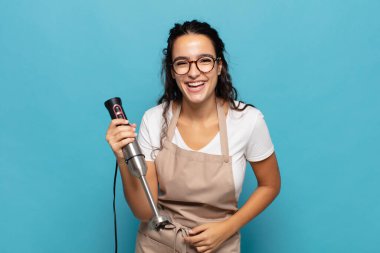 Genç İspanyol kadın komik bir şakaya yüksek sesle gülüyor, mutlu ve neşeli hissediyor, eğleniyor.