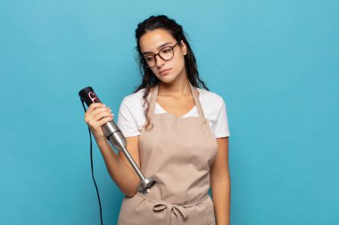 Genç İspanyol kadın üzgün, üzgün ya da kızgın ve olumsuz bir tavır takınıyor, anlaşmazlık içinde kaşlarını çatıyor