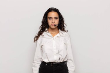 Genç İspanyol kadın üzgün ve mızmızlanıyor, mutsuz bir bakışla, negatif ve hayal kırıklığına uğramış bir tavırla ağlıyor.