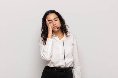 Genç İspanyol kadın sıkılmış, hayal kırıklığına uğramış ve uykulu hissediyor. Yorucu, sıkıcı ve can sıkıcı bir işin ardından, el ele tutuşarak.