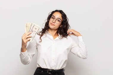 Genç İspanyol kadın kibirli, başarılı, pozitif ve gururlu görünüyor.