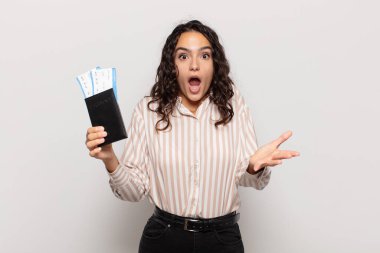 Genç İspanyol kadın ağzı açık ve şaşkın, şok olmuş ve hayretler içinde inanılmaz bir sürprizle