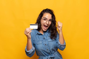 Genç İspanyol kadın şok olmuş, heyecanlı ve mutlu hissediyor, gülüyor ve başarıyı kutluyor,!