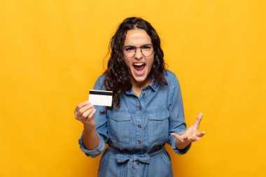 Genç İspanyol kadın sinirli, sinirli ve hayal kırıklığına uğramış görünüyor. Senin neyin var? 