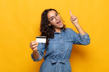 Genç İspanyol kadın bir fikri fark ettikten sonra mutlu ve heyecanlı bir dahi gibi hissediyor, neşeli bir şekilde parmağını kaldırıyor, eureka!