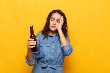 Genç İspanyol kadın sıkılmış, hayal kırıklığına uğramış ve uykulu hissediyor. Yorucu, sıkıcı ve can sıkıcı bir işin ardından, el ele tutuşarak.