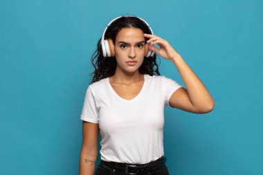 Genç İspanyol kadın şaşkın ve şaşkın hissediyor. Deli, deli ya da aklını kaçırmış olduğunu gösteriyor.