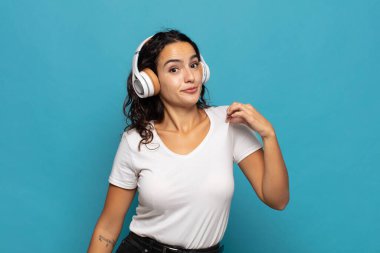 Genç İspanyol kadın kibirli, başarılı, pozitif ve gururlu görünüyor.