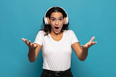 Genç İspanyol kadın ağzı açık ve şaşkın, şok olmuş ve hayretler içinde inanılmaz bir sürprizle