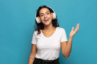 Genç İspanyol kadın mutlu, şaşırmış ve neşeli hissediyor, olumlu bir tavırla gülümsüyor, bir çözüm ya da fikri fark ediyor.