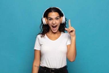 Genç İspanyol kadın bir fikri fark ettikten sonra mutlu ve heyecanlı bir dahi gibi hissediyor, neşeli bir şekilde parmağını kaldırıyor, eureka!