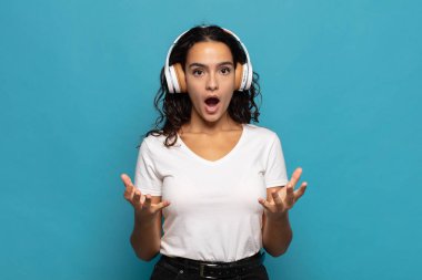 Genç İspanyol kadın aşırı derecede şaşırmış, şaşırmış, endişeli ve paniklemiş, stresli ve dehşete kapılmış görünüyor.