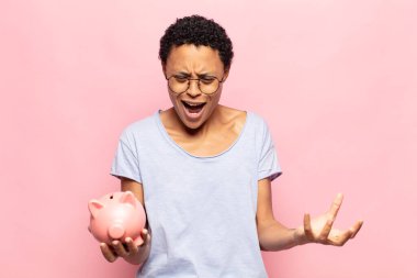 Genç siyah afro kadın kızgın, sinirli ve hayal kırıklığına uğramış görünüyor. Senin neyin var? 