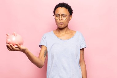 Genç siyah afro kadın üzgün, üzgün ya da kızgın ve olumsuz bir tavır takınıyor, anlaşmazlık içinde kaşlarını çatıyor