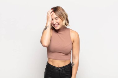 Genç ve güzel bir kadın gülüyor ve alnına şaplak atıyor. Unuttum ya da aptalca bir hataydı. 