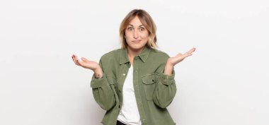 Genç, güzel bir kadın şaşkın ve kafası karışık, şüpheci, farklı seçenekleri tartıyor ya da komik bir ifadeyle seçiyor.