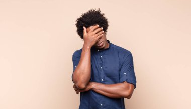 Genç siyah afro adam kibirli, başarılı, pozitif ve gururlu görünüyor.